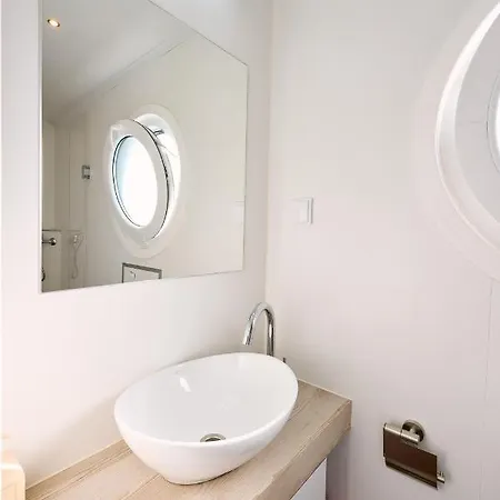 Luxurious Houseboat - Modern