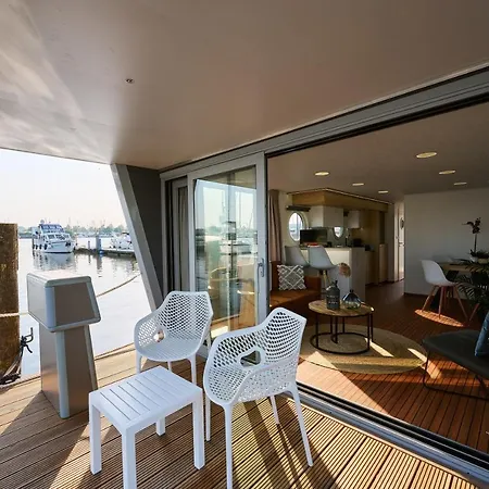 Luxurious Houseboat - Modern