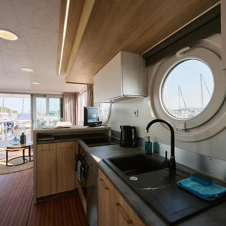 Luxurious Houseboat - Modern *
