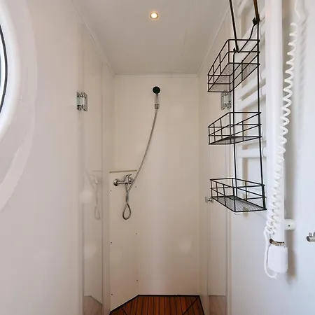 Luxurious Houseboat - Modern Botel