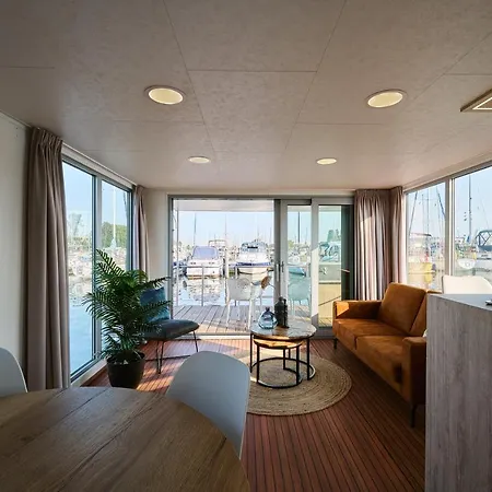 Botel Luxurious Houseboat - Modern *