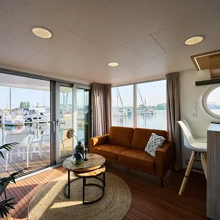 Luxurious Houseboat - Modern Botel Dinteloord